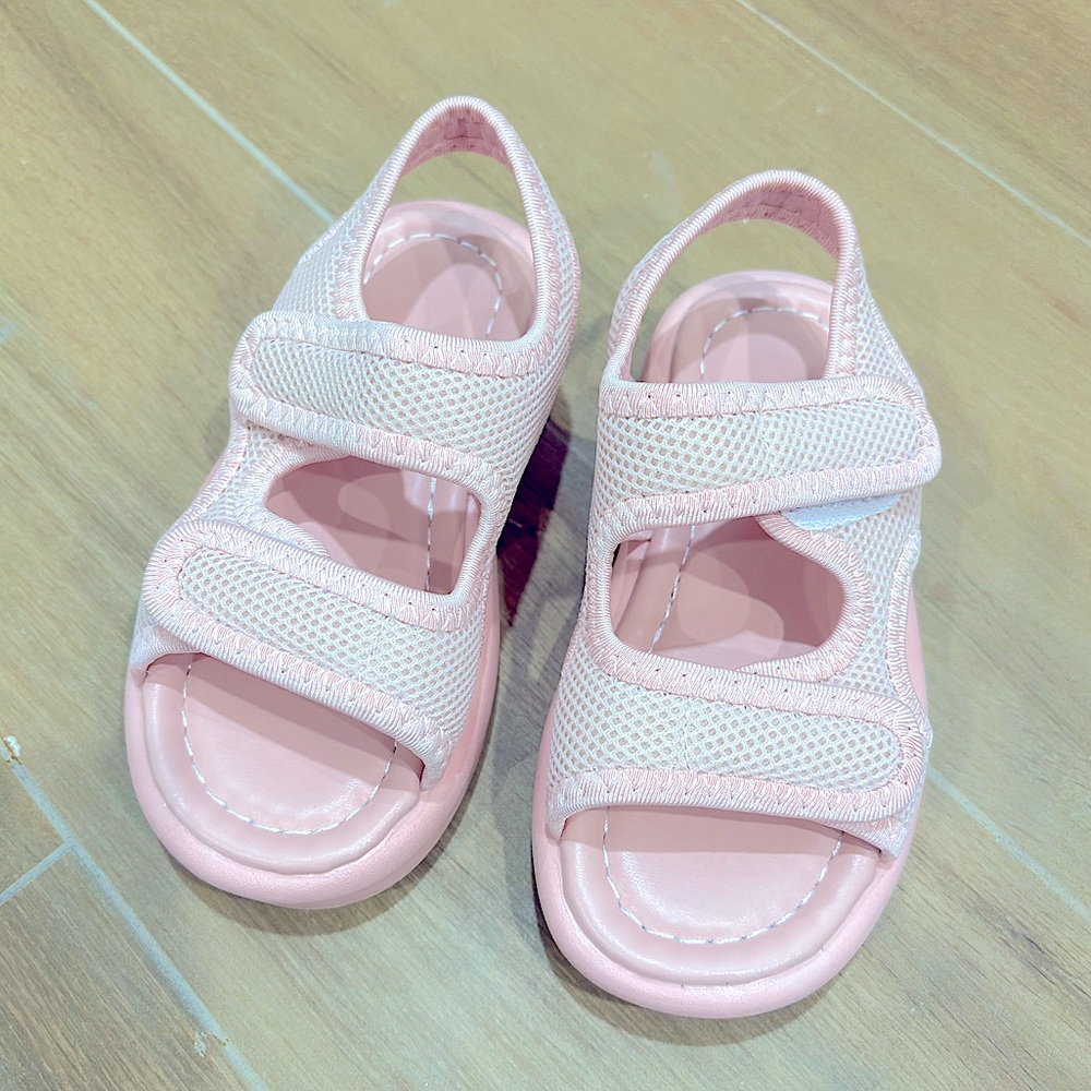 Girls’ pink sandals size 9.5